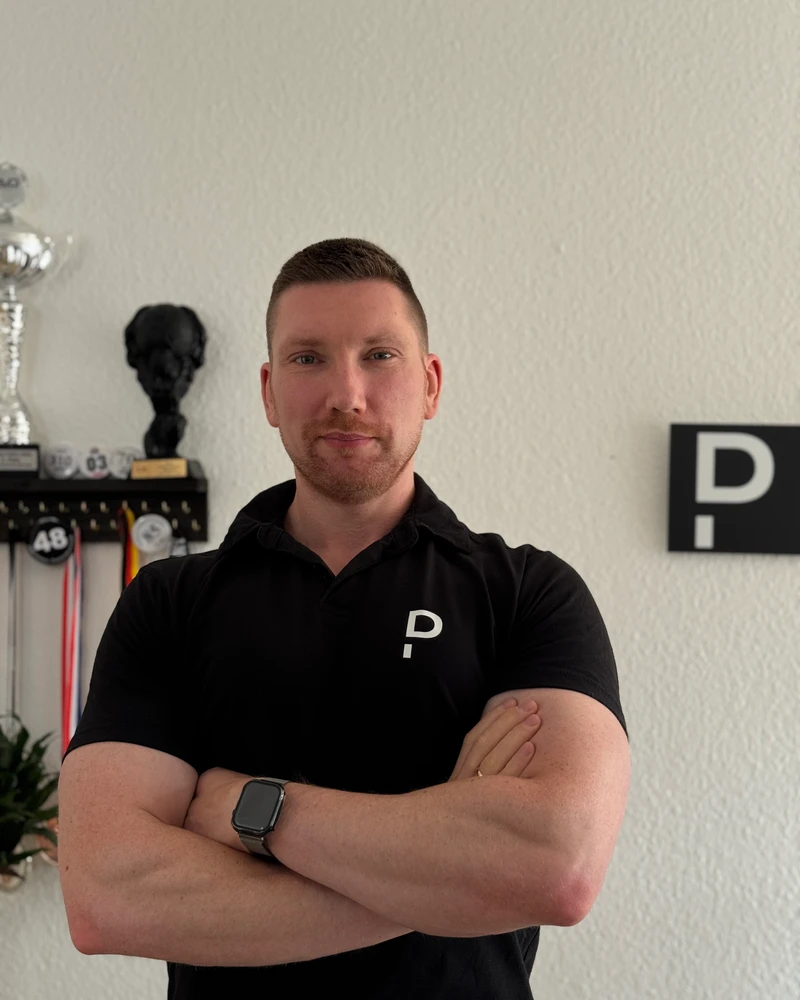 Daniel Probst - Personal Coach mit verschränkten Armen